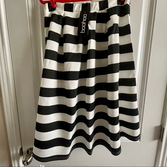 Boohoo Box Pleat Striped (Black & White) Midi Skater Skirt; SZ 8; BNWT - Picture 3 of 5